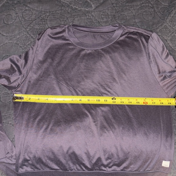 Vuori Women's Long Sleeve Tee in Gray - Picture 5 of 5